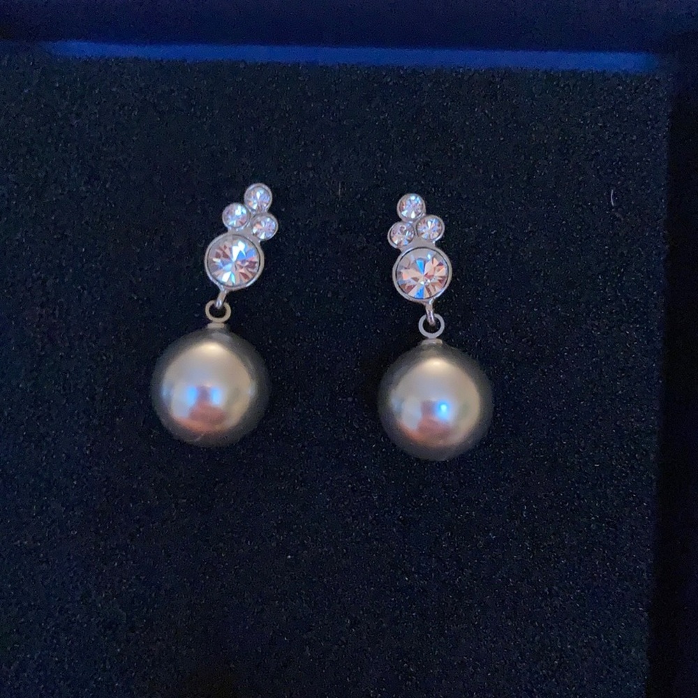 Gray pearl crystal earring